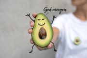 En smilende avokado som symbol på mat som gir en god start på dagen