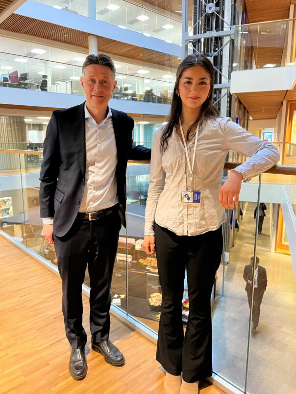 Yulduz og Christian staende